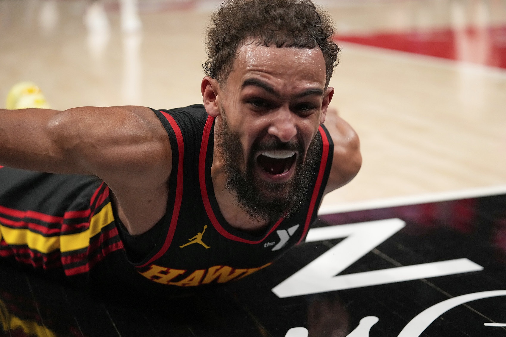 运动战准度不够罚球来凑！特雷-杨半场6中1&9罚7中 得到9分4助攻