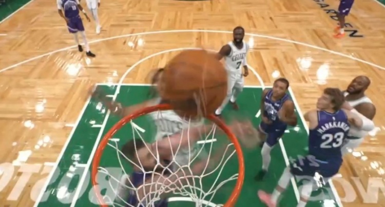 南村群童欺我老无力！杰伦-布朗投篮打铁 米诺特弹射起飞隔扣乐福