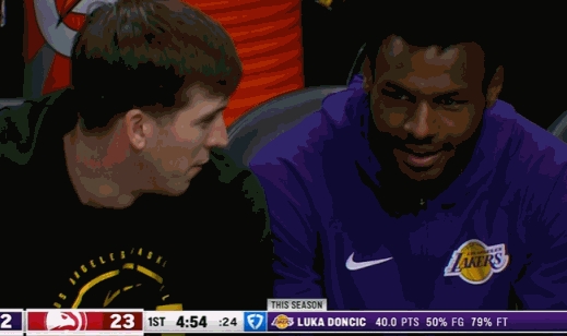 聊啥呢？东契奇罚球不进 里夫斯和布朗尼小声蛐蛐 后者会心一笑