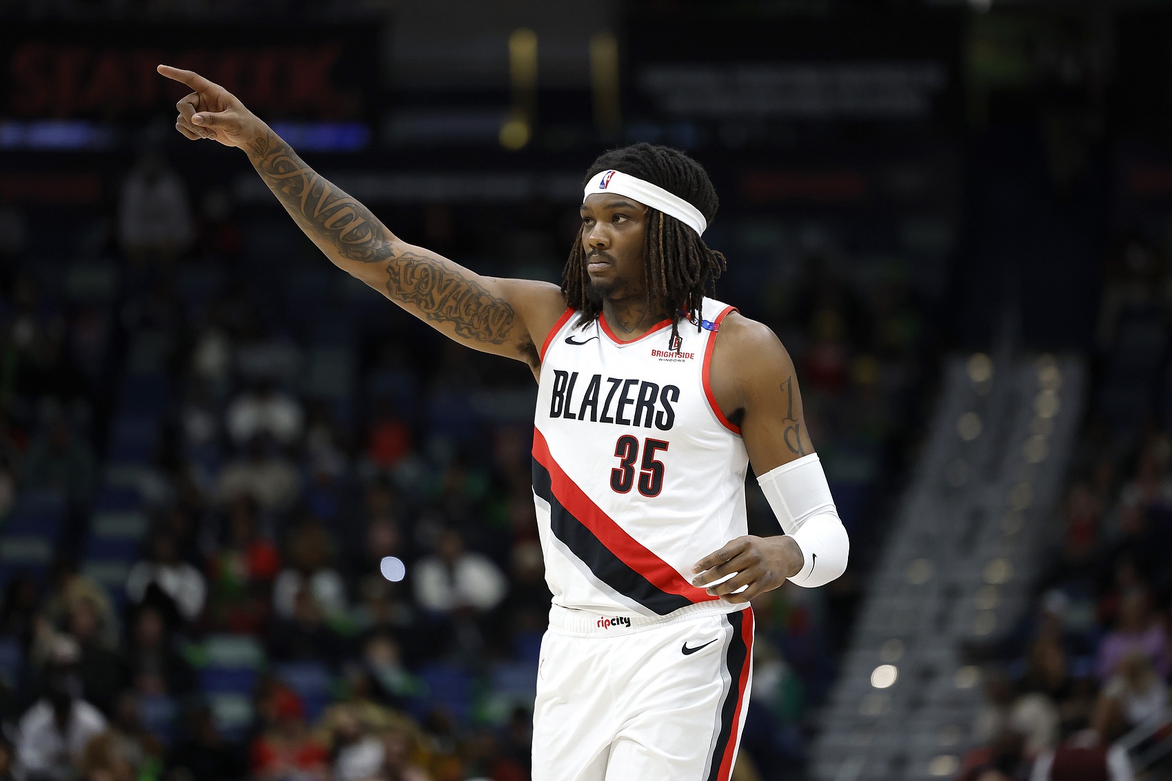 恐怖的防守!罗威从篮下一直防到三分线外造成对手投篮出界