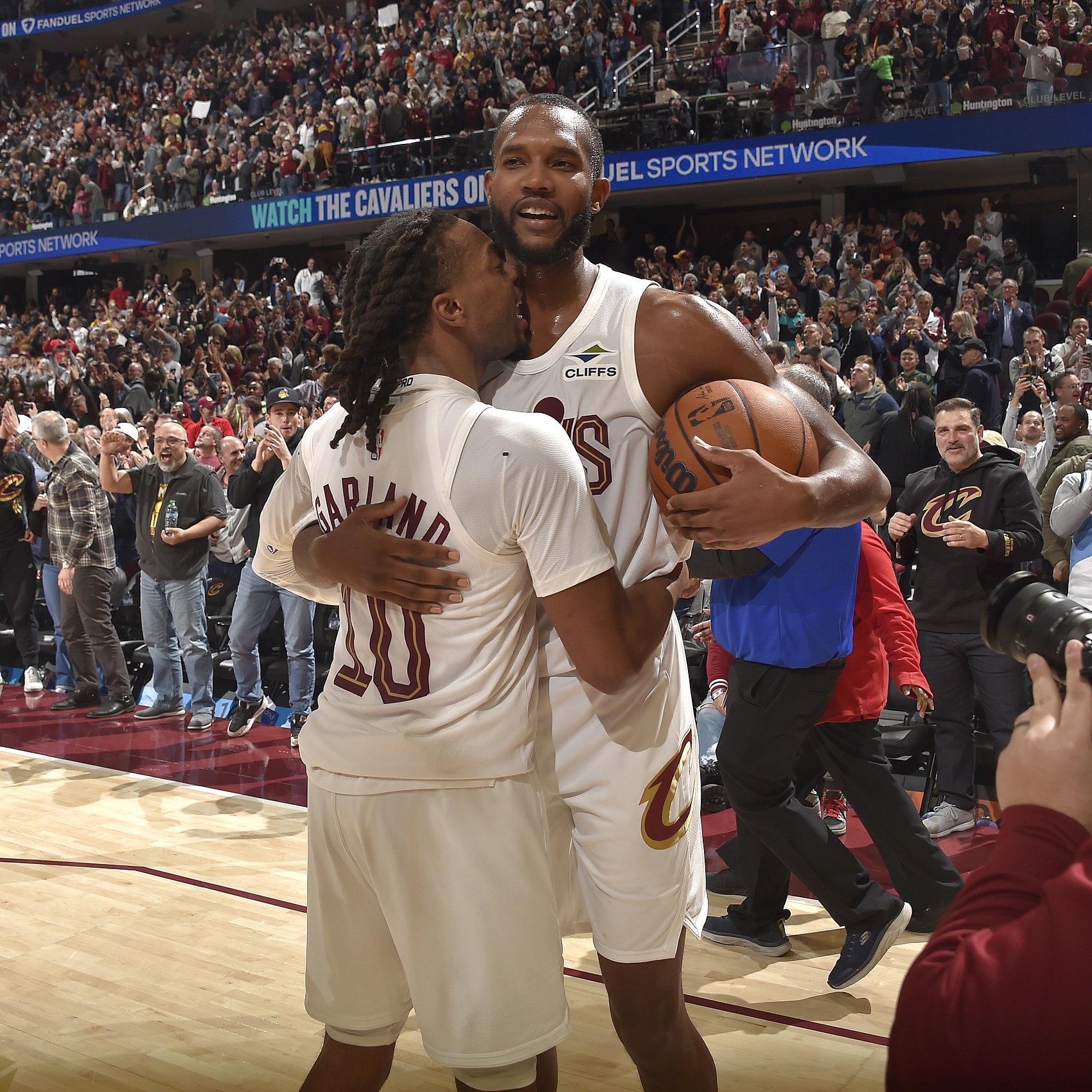 加兰变向突破分球 小莫布里晃起开拓者内线&炸球再起双手暴扣