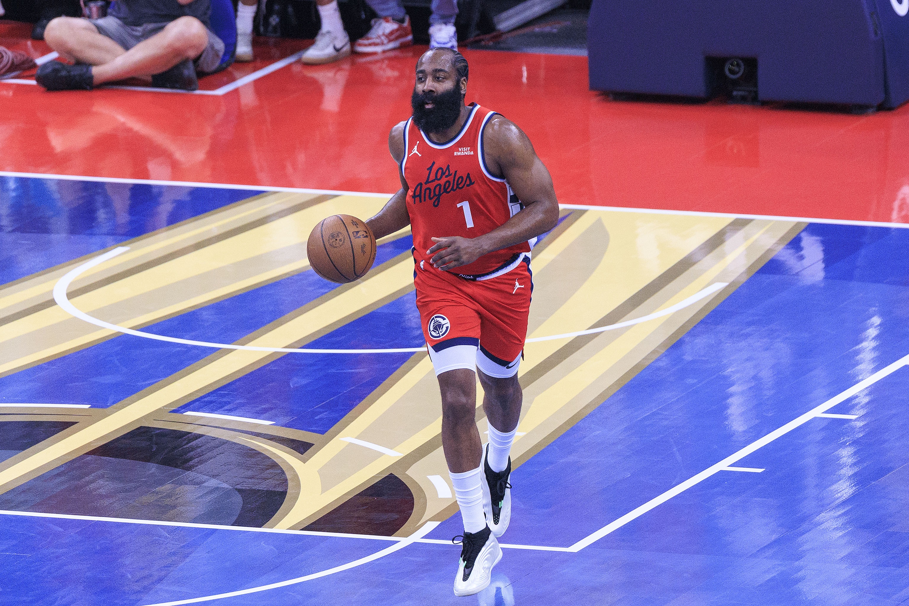 甜点位!哈登持球突然开炮 侧翼三分再度穿针