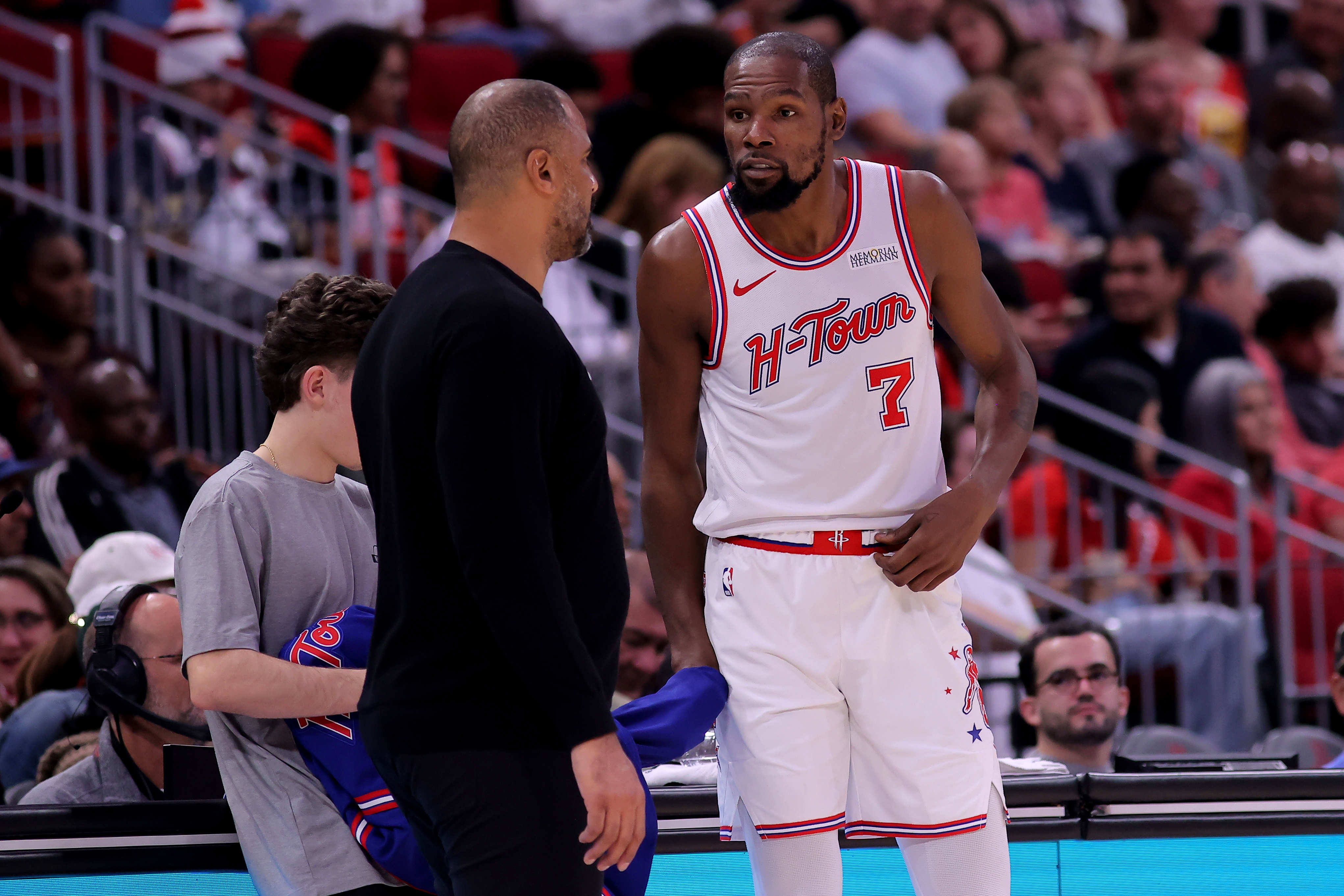 乌度卡:在篮网有哈登欧文这种老将KD无需过多地发声 现在则不同