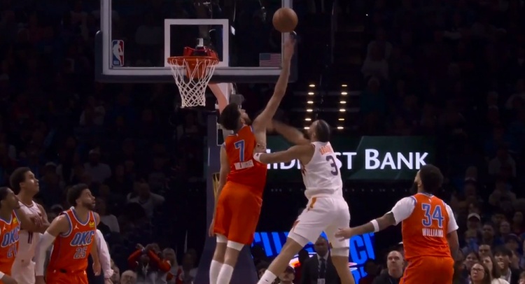 看我瘦就打我?狄龙强顶开切特试图上篮 切特还是送钉板大帽