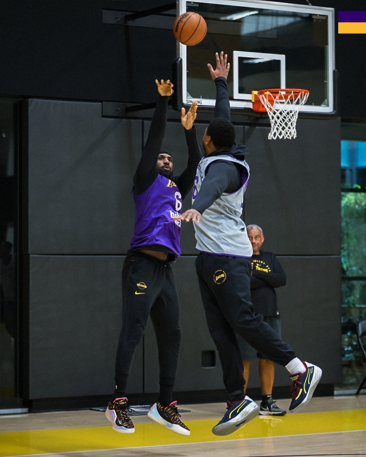 厉兵秣马！湖人官推晒训练照：球队在训练