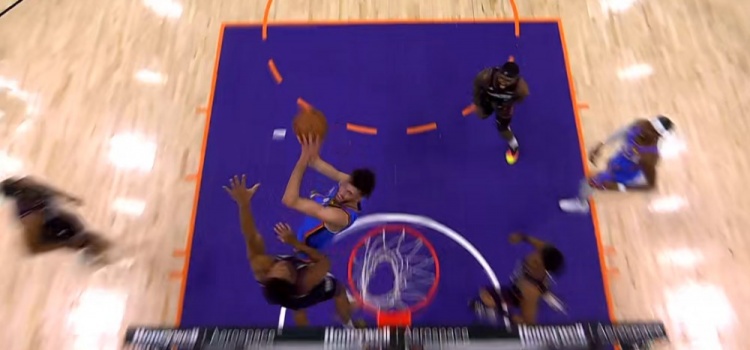 玩杂耍呢!霍姆格伦突破对抗背身上篮得分并造成犯规