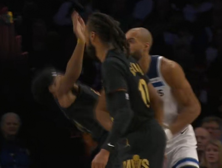 无情铁肘!戈贝尔单打阿伦将后者肘出界外被吹进攻犯规