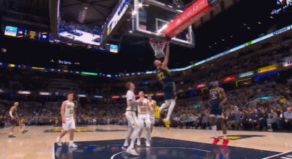 这也太骚了!赫夫突破空中拧麻花反手扣篮 哈利伯顿一脸不可思议