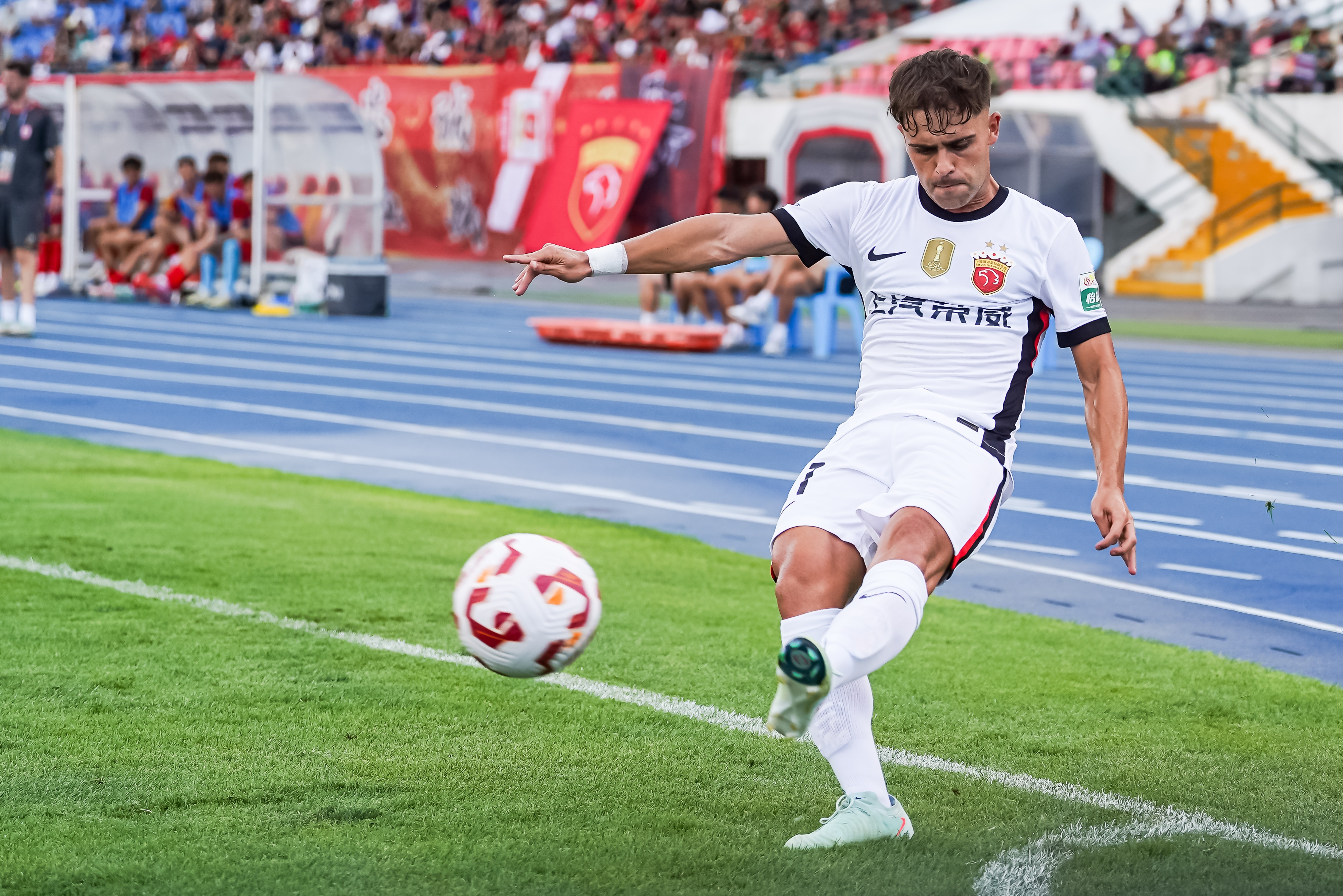 足球报:海港黑风双煞就位,梅伦多最有可能无缘中超报名